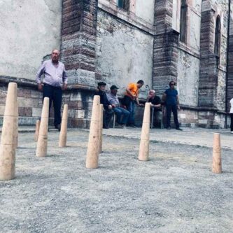 paisanos jugando a los bolos paisanos jugando a los bolos